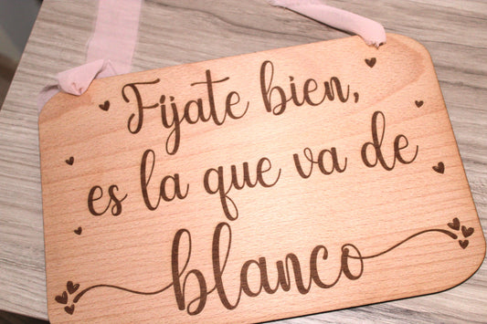 Cartel 'Fíjate bien, es la que va de blanco' de madera para boda