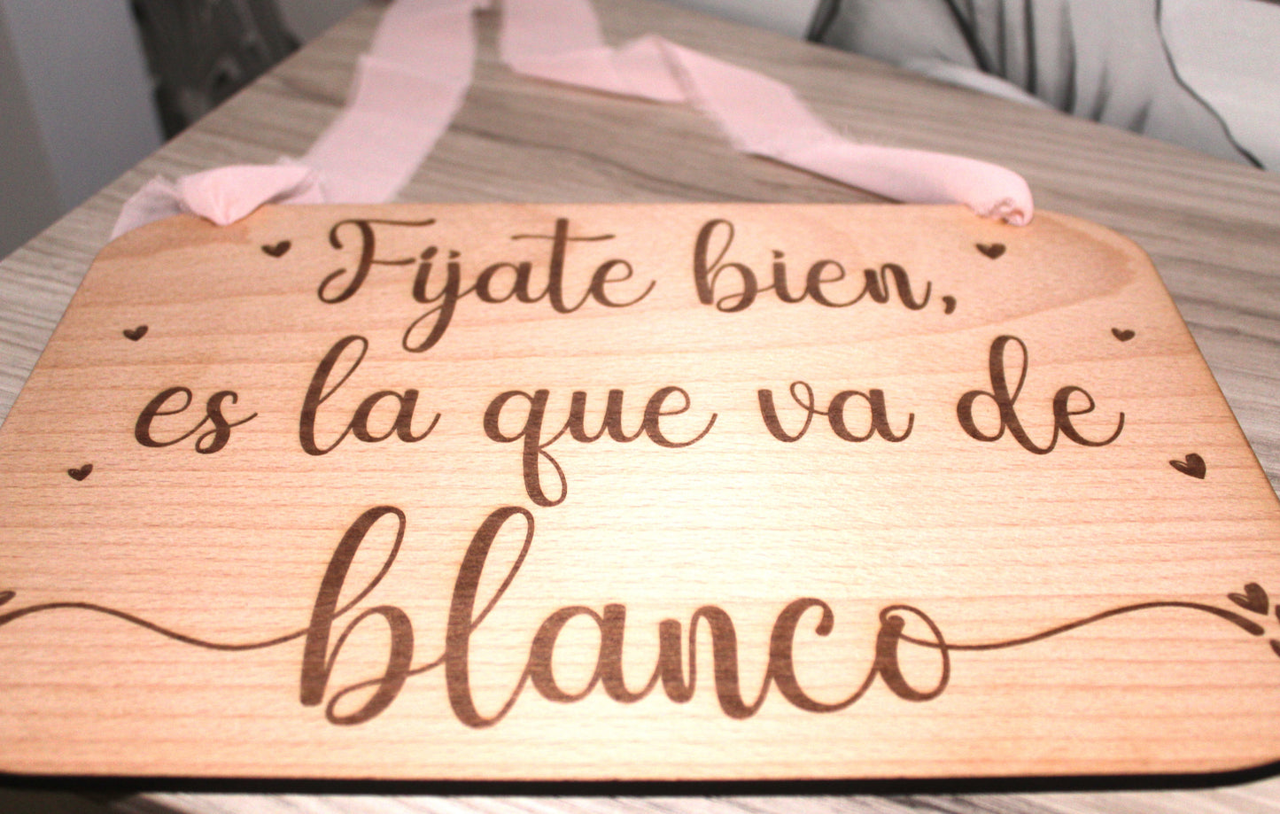 Cartel 'Fíjate bien, es la que va de blanco' de madera para boda