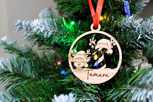 Adorno de Navidad reno inicial con nombre, bola de Navidad para el árbol