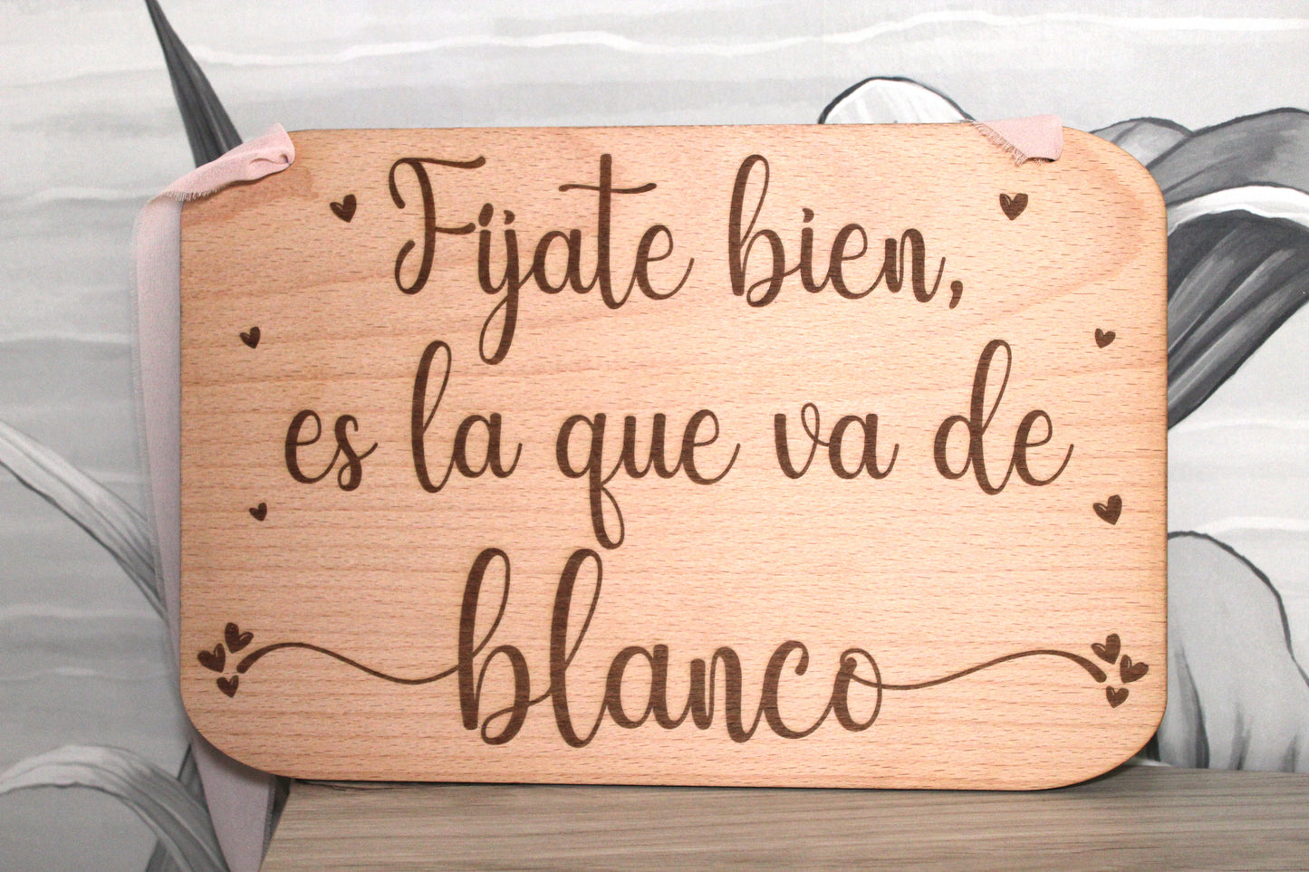 Cartel 'Fíjate bien, es la que va de blanco' de madera para boda