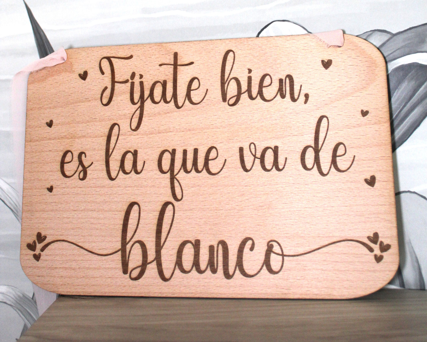 Cartel 'Fíjate bien, es la que va de blanco' de madera para boda
